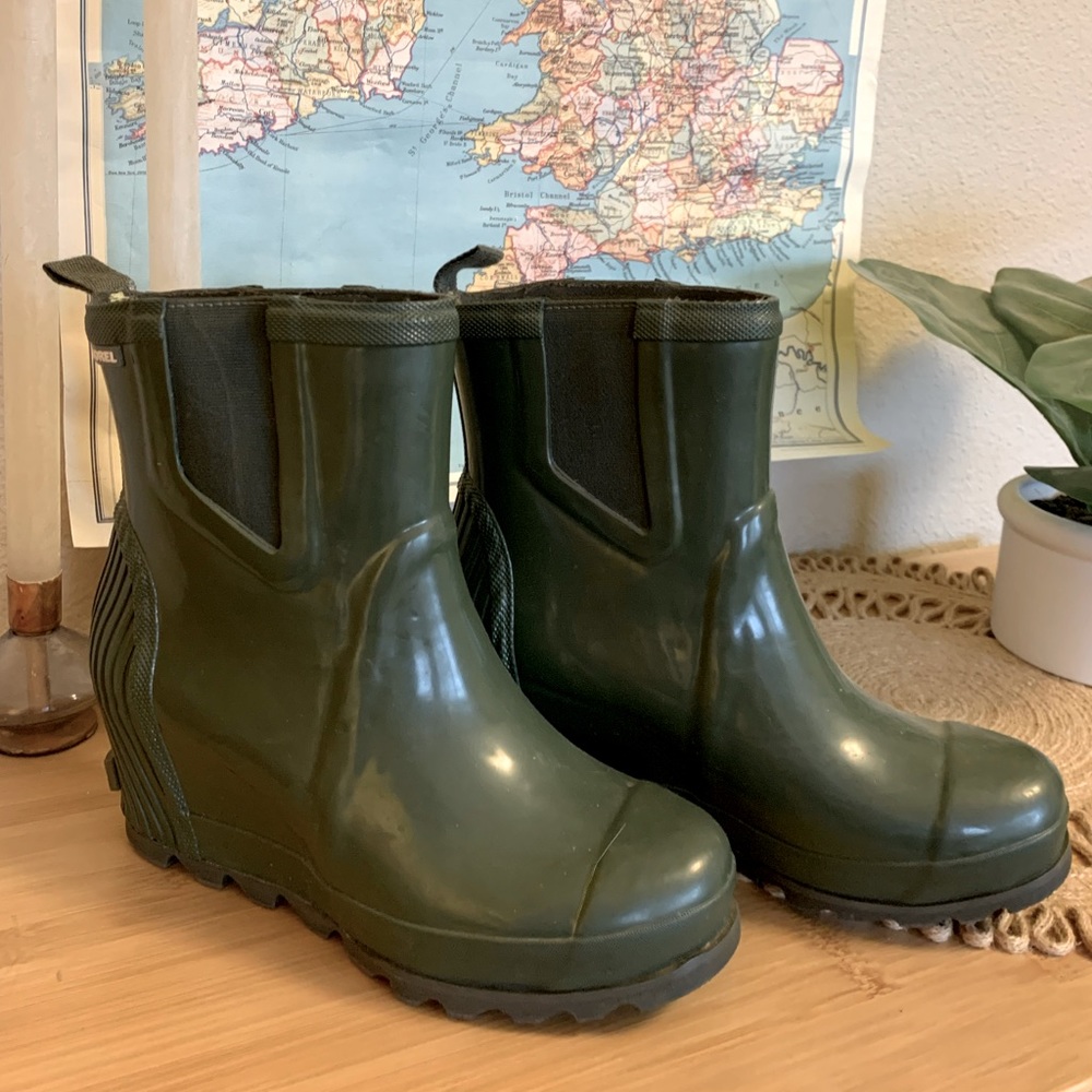 Sorel Joan Rain Wedge Boot size 9, army green color.